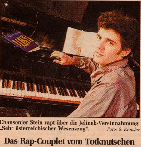 Roger Stein am Flügel, auf dem Notenpult ein Buch von Elfriede Jelinek – Zeitungsfoto aus dem Standard