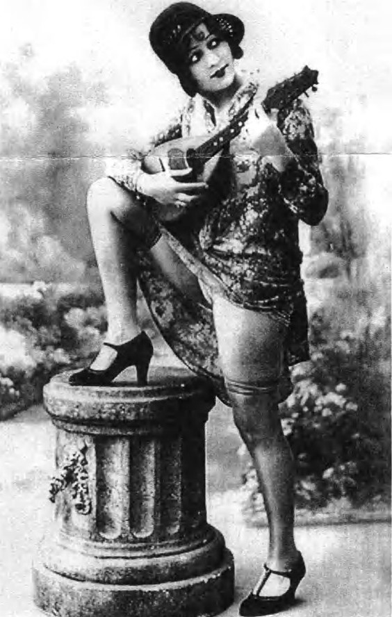 Historische Postkarte: Frau mit Mandoline, einen Fuss auf einer Säule – Illustration aus der Frankfurter Rundschau 2007