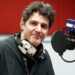 Roger Stein mit Kopfhörern am Mikrofon im Studio von BRF1
