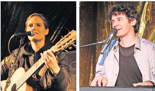 Links Dota Kehr mit Gitarre, rechts Roger Stein am Keyboard beim Paradiesvogelfest auf Schloss Weitersroda