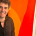 Roger Stein lächelnd vor dem Banner von Deutschlandfunk Kultur im Funkhaus Berlin