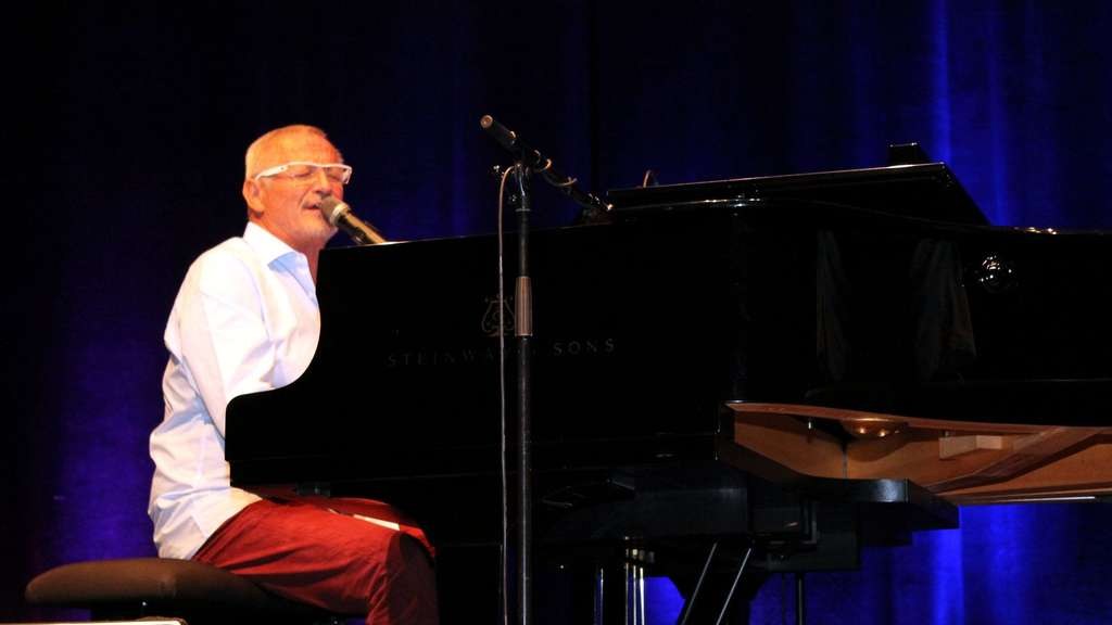 Konstantin Wecker am Flügel im Stadtsaal Fürstenfeldbruck