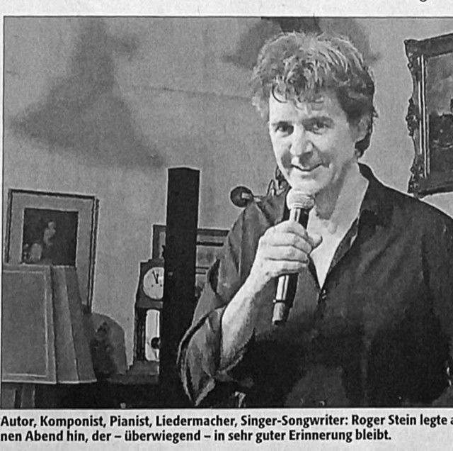 Roger Stein mit Mikrofon im Café Mandelring in Neustadt-Haardt